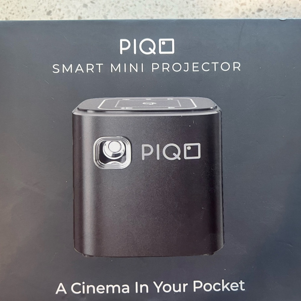 PIQO Smart Mini Projector - Picture 4 of 8